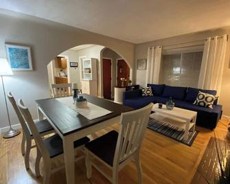 Cozy Home In Harper Woods 15min To Dwntn Detroit - Harper Woods - Dining room