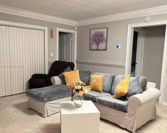 3br Hollywood Paradise: Private Pool, Patio, Grill - Hollywood - Sala de estar