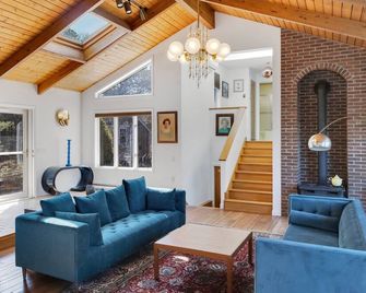 Stylistic Home and Easy Walk to the Beach - Truro - Sala de estar