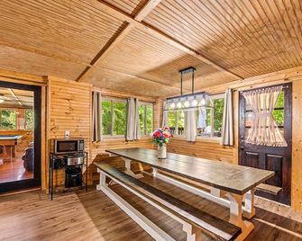 Lakeside Pet Friendly Cabin w/ Hot tub Game Rm Fireplace Elec Vehicle Charger - Dandridge - Dining room