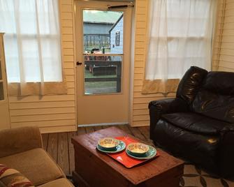 Kimball Upstairs: Private Elegant 2 Bedroom Close To Everything In The Valley - Amherst - Living room