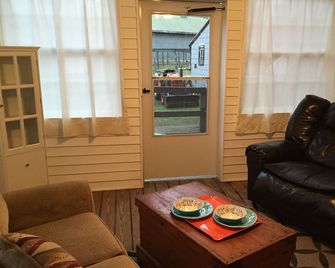 Kimball Upstairs: Private Elegant 2 Bedroom Close To Everything In The Valley - Amherst - Obývací pokoj