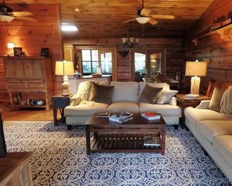 Lake Front Lodge With Beautiful Lake Views And 5 Bedrooms And 5 Bathrooms. - Vonore - Sala de estar