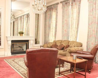 Kingsley Inn - Fort Madison - Living room