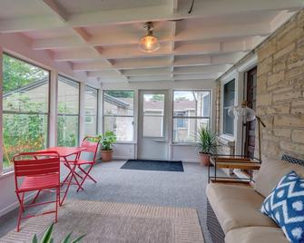 Travel Nurse’s Modern Bungalow! Cozy 3 Bedroom Home - Madison - Living room