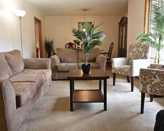 “Palms & Paradise” The perfect vacation home - Covington - Salon