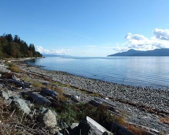 Walk-out Waterfront Cottage with convenient Private setting - Brew Bay - Beach