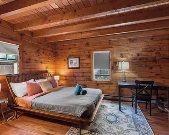 Cozy Athens Cabin on the Lake with Hot Tub & Backyard - Athens - Bedroom