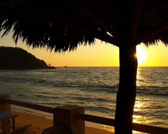 Casa Mar y Sol is close to beach and restaurants. - Barra de Navidad - Beach