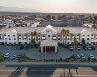 Holiday Inn Express & Suites Hesperia - Hesperia - Gebouw
