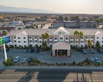 Holiday Inn Express & Suites Hesperia By IHG - Hesperia - Edificio