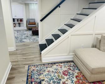 Stylish & Spacious Princeton Basement Apt with King Bed, Private Entrance - Princeton - Stairs