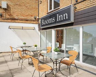 روومز إن - نيوكاسل - شرفة مرصوفة