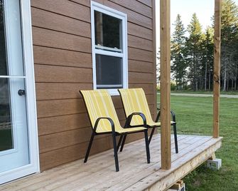 Modern, yet oh so cozy forest view cabin with riverfront access - Neguac - Patio