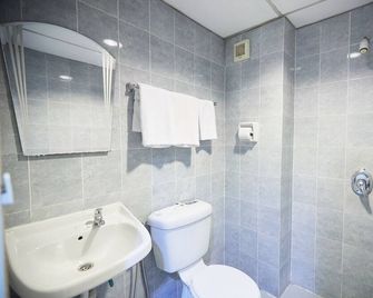 Tang City Hotel, Petaling Street, Merdeka Pnb 118 Tower - Kuala Lumpur - Bathroom