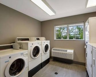 Great Swamp National Wildlife Refuge! Full Kitchen, Free Breakfast, Indoor Pool! - Parsippany - Lavandería