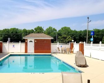 Home Inn & Suites - Montgomery - Piscina