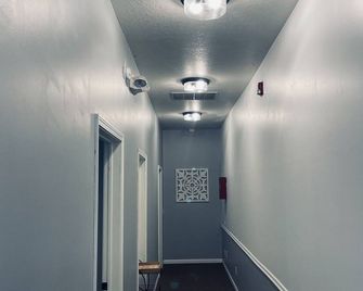 The Resting Place Apt2 Keep it simple at the peaceful and centrally located apts - Marion - Hallway