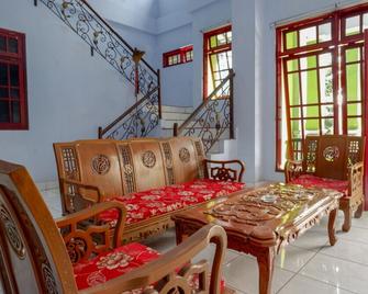 Hotel Indonesia Pekalongan - Pekalongan - Obývací pokoj