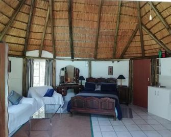 Clarens socialites, Thatch Cottage #1 - Bethlehem