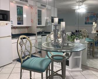 Water and Marina View Condo with Queen Sleeper and Heated Pool. - Clearwater Beach - Restaurante