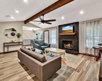 New Cozy Retreat Located 15 minutes to Waco - Hewitt - Living room