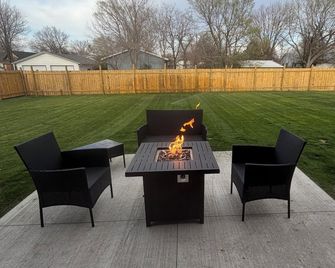 The Crooked House Massive Yard Sleeps 8 - Valentine - Patio