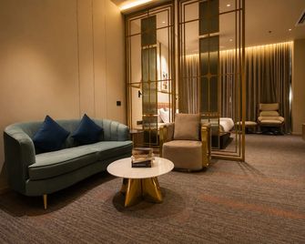 West Adorn by The Sky Imperial, Ahmedabad - Sānand - Lounge