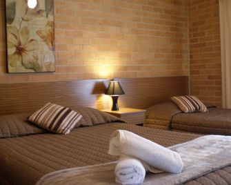 White Lanterns Motel - Armidale - Bedroom
