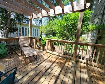 Historic EM Deming house in Marshfield. 1.7 miles.to Marshfield Clinic. - Marshfield - Balcony