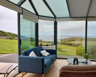 Big house with panoramic view at the sea, direct beach - Audierne - Wohnzimmer