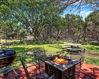 Scenic Outdoor Space and Starlit Evenings - Charming Hideaway - Wimberley - Patio