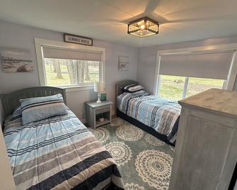 Cozy 4-season Cottage in Dowagiac, MI - 25 miles from Notre Dame & St. Joseph’s - Dowagiac - Bedroom