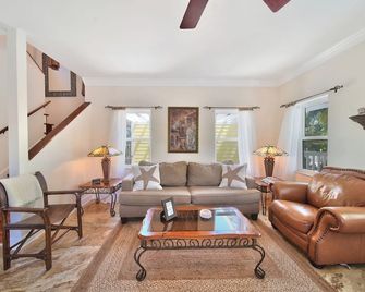 The Yellow House Of Seacliff Resort Homes - East End - Huiskamer