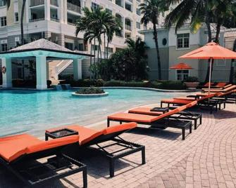 Luxury 2 BR 2.5BA in optional all-inclusive resort high floor beachfront tower - Montego Bay - Pool