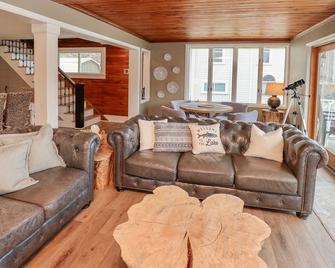 Breathtaking Canandaigua Lake Home In A Quiet Cove only 7 min from Bristol Mtn! - Naples - Sala de estar