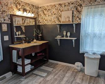 Little Blue Farmhouse - Jonesville