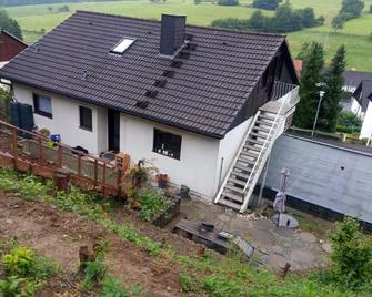 Ferienwohnung am Sonnenhang: Dachgeschoss - Ferienwohnungen am Sonnenhang - Hausen (Wied) - Edificio