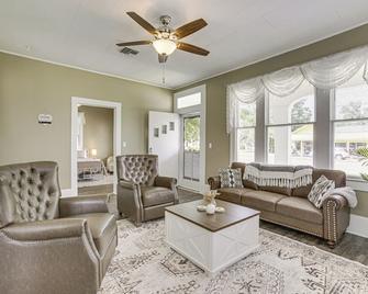 Walk to Restaurants & Shops: Dtwn Franklin Retreat - Franklin - Sala de estar