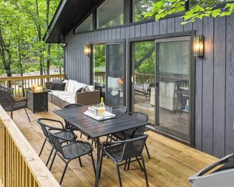 Hopskip Luxury Chalet • Ski Camelback • Ski Shawnee • Wood & Gas Firepits - East Stroudsburg - Patio