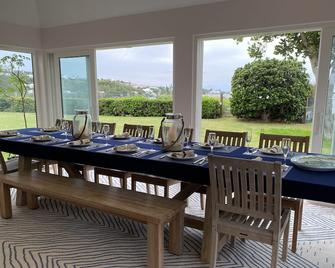 Waterfront Modern/Rustic Chic Retreat with Resort-style Pool and Sauna - Tucker’s Town - Dining room