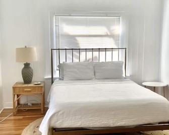Great Location! 1 Bed 1 Bath Valencia Cottage Sleeps up to 4 - Fort Lauderdale - Bedroom