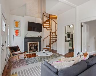 2-Story Carriage House on Forsyth Park! - Savannah - Living room