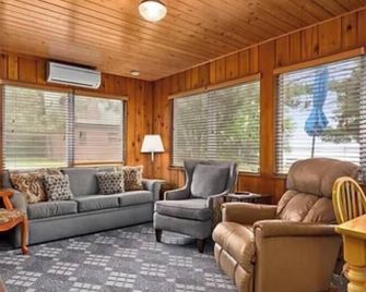 Cabin 7 at Heath's Resort - Pine River - Living room