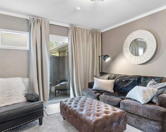 Black Forest Inn Bed & Breakfast - Rapid City - Wohnzimmer