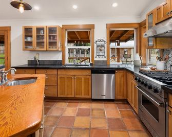 Cozy Adult Retreat Cabin - North Bend - Kitchen