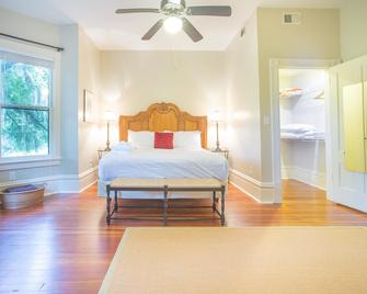 Well Appointed Row Home Overlooking Forsyth Park By Lucky Savannah - Savannah - Bedroom