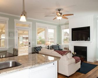 Modern Beach Home with private hot tub and fire pit, moments from the sand - Lincoln City - Sala de estar