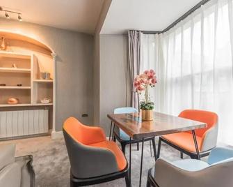 The Old Stamp House Retreat- Three En-suite Bedrooms Central Village Location - Ambleside - Dining room