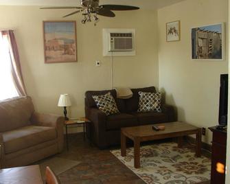 Clean, Historic, Charming Yet Modern Ajo Hideway On The Top Of Ocatillo Street - Ajo - Living room